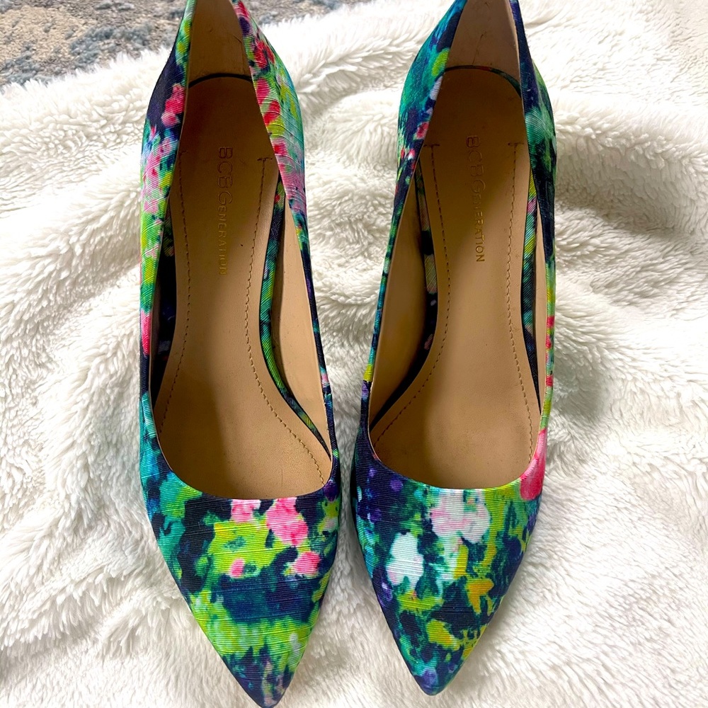 BCBG Floral pumps